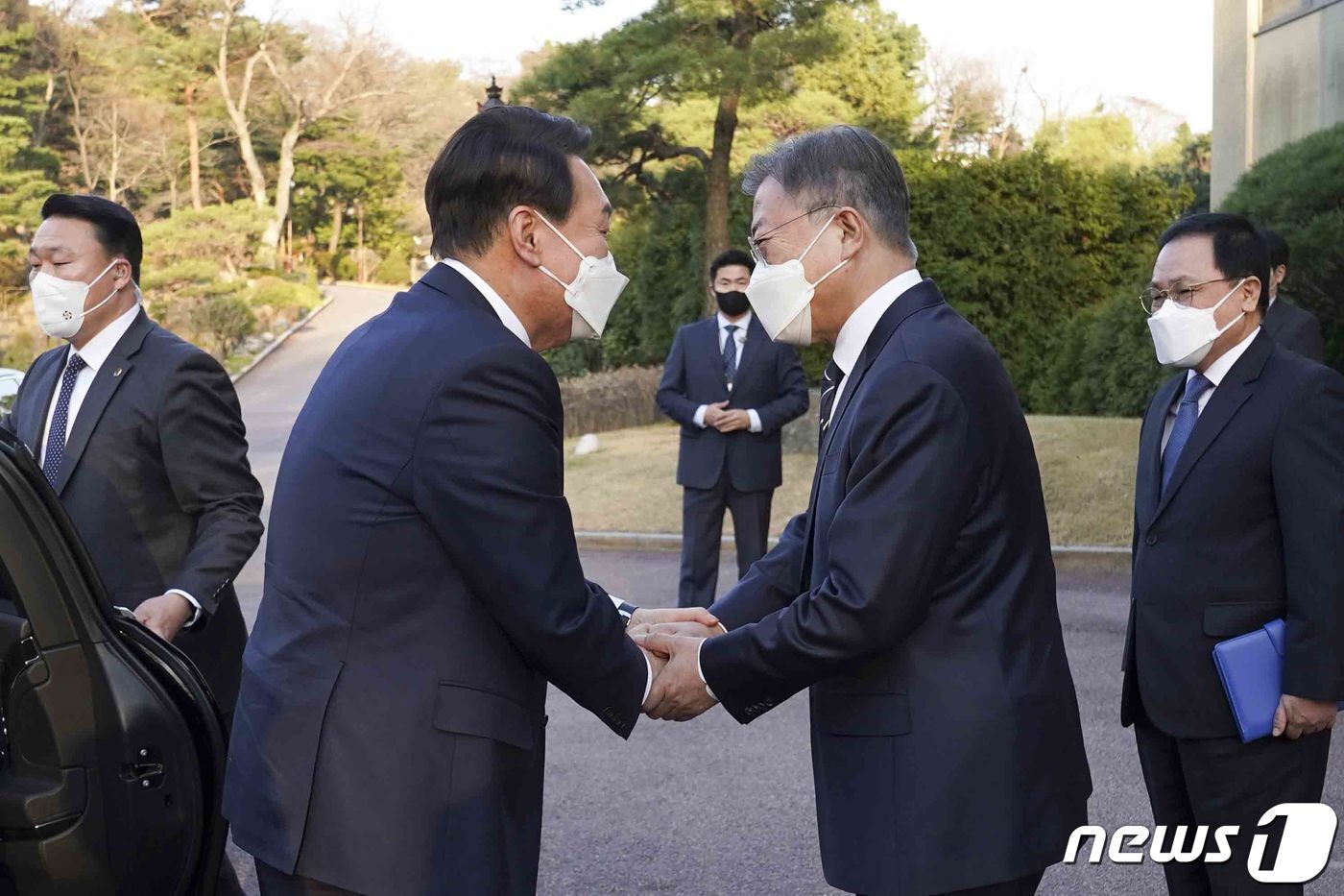 본문 이미지 - 문재인 대통령이 28일 오후 만찬 회동을 위해 청와대에 도착한 윤석열 대통령 당선인과 악수하고 있다.(청와대 제공)2022.3.28/뉴스1 ⓒ News1 이광호 기자
