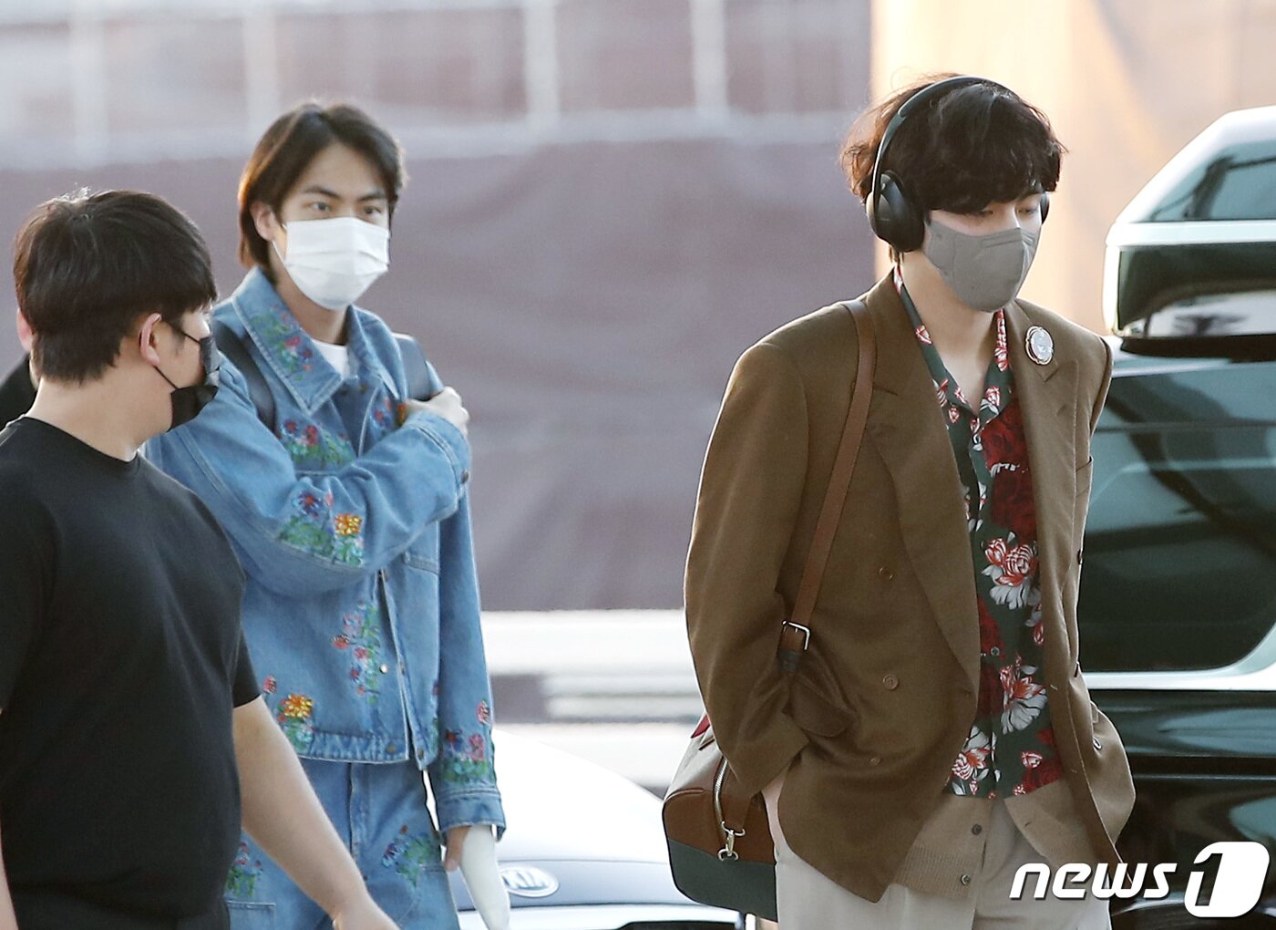 본문 이미지 - 방탄소년단(BTS) 진, 뷔(오른쪽)가 미국 일정차 28일 오후 인천국제공항을 통해 라스베이거스로 출국하고 있다. ⓒ News1 권현진 기자