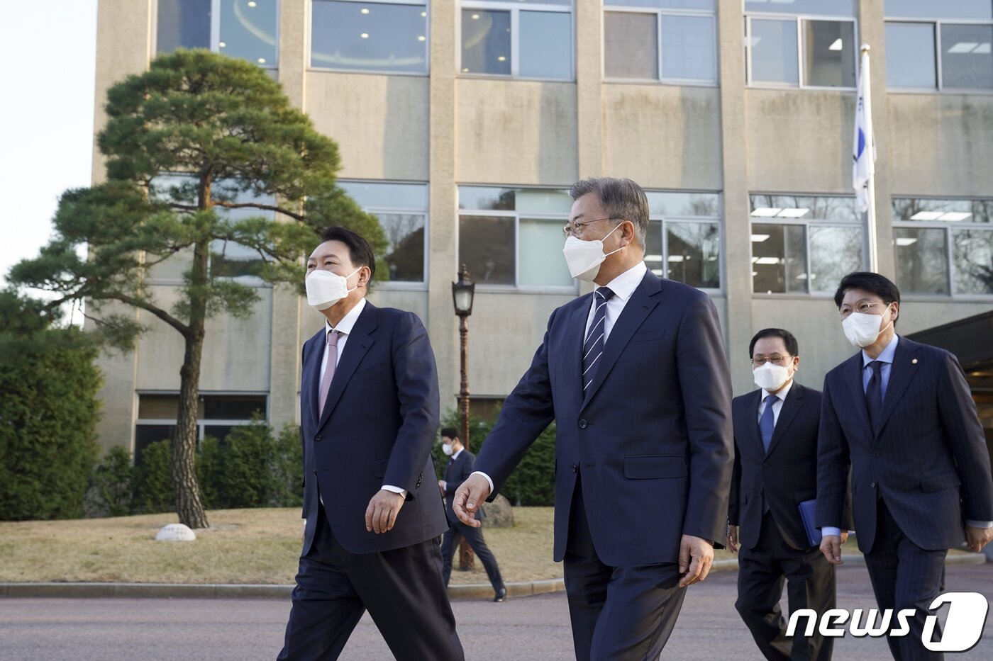 본문 이미지 - 문재인 대통령과 윤석열 대통령 당선인이 28일 오후 만찬 회동을 위해 청와대 상춘재로 향하고 있다.(청와대 제공)2022.3.28/뉴스1 ⓒ News1 이광호 기자
