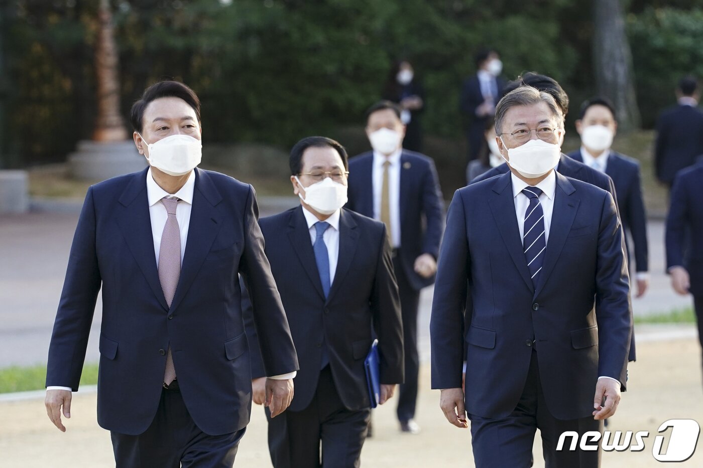 본문 이미지 - 문재인 대통령과 윤석열 대통령 당선인이 28일 오후 만찬 회동을 위해 청와대 상춘재로 향하고 있다.(청와대 제공)2022.3.28/뉴스1 ⓒ News1 이광호 기자