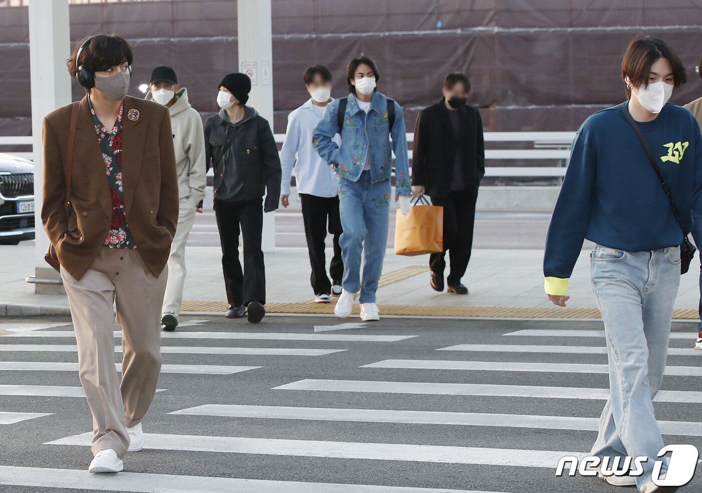 본문 이미지 - 방탄소년단(BTS) 뷔(왼쪽부터), RM, 지민, 진, 슈가가 미국 일정차 28일 오후 인천국제공항을 통해 라스베가스로 출국하고 있다.  ⓒ News1 권현진 기자