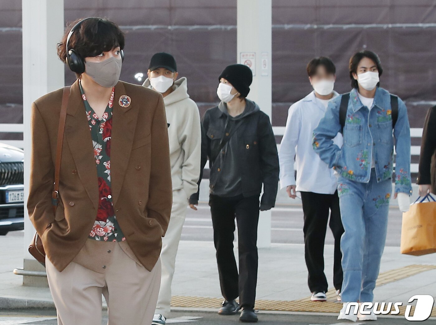 본문 이미지 - 방탄소년단(BTS) 뷔(왼쪽부터), RM, 지민, 진이 미국 일정차 28일 오후 인천국제공항을 통해 라스베이거스로 출국하고 있다.  ⓒ News1 권현진 기자