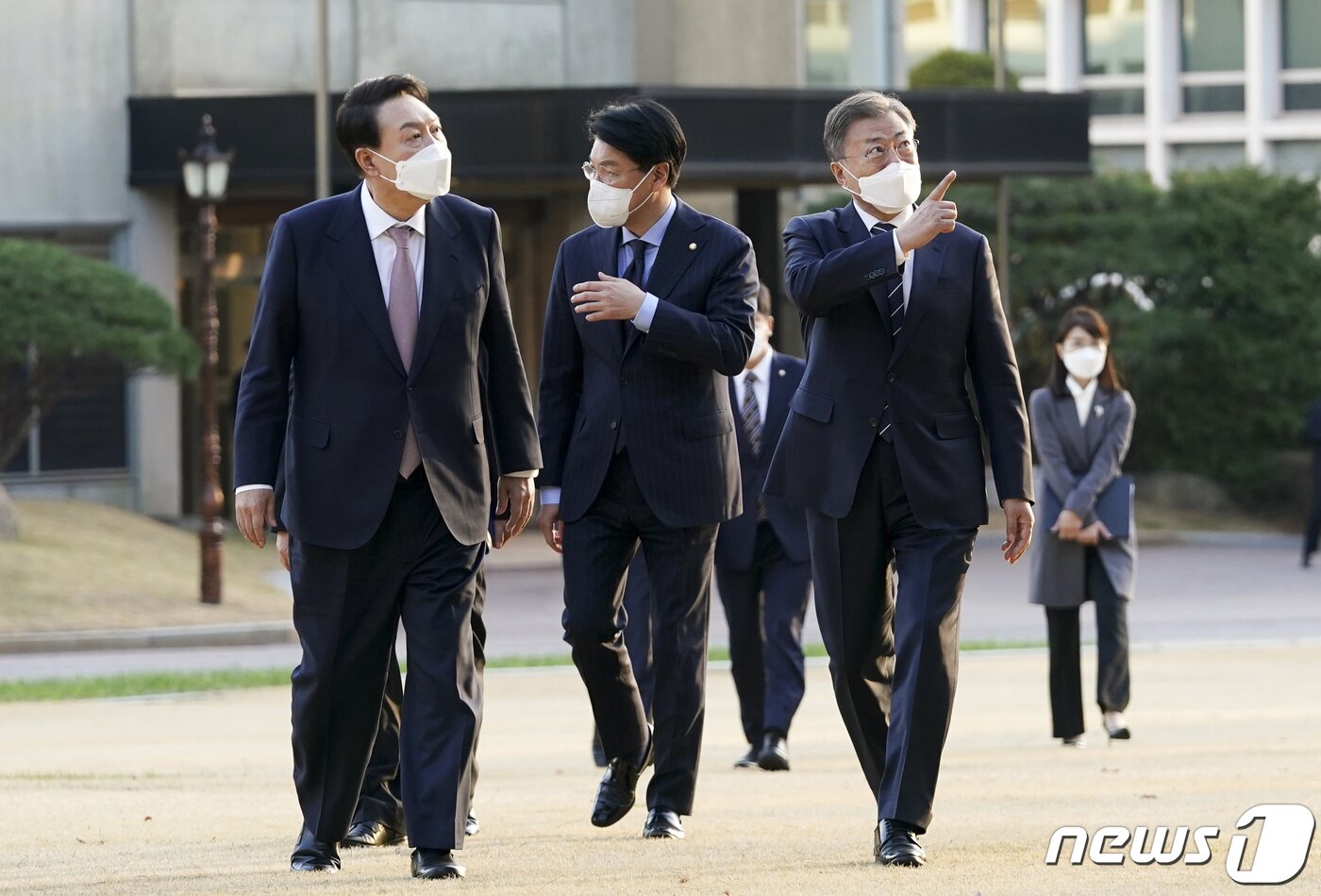 본문 이미지 - 문재인 대통령과 윤석열 대통령 당선인이 28일 오후 만찬 회동을 위해 청와대 상춘재로 향하며 대화하고 있다.(청와대 제공)2022.3.28/뉴스1 ⓒ News1 이광호 기자
