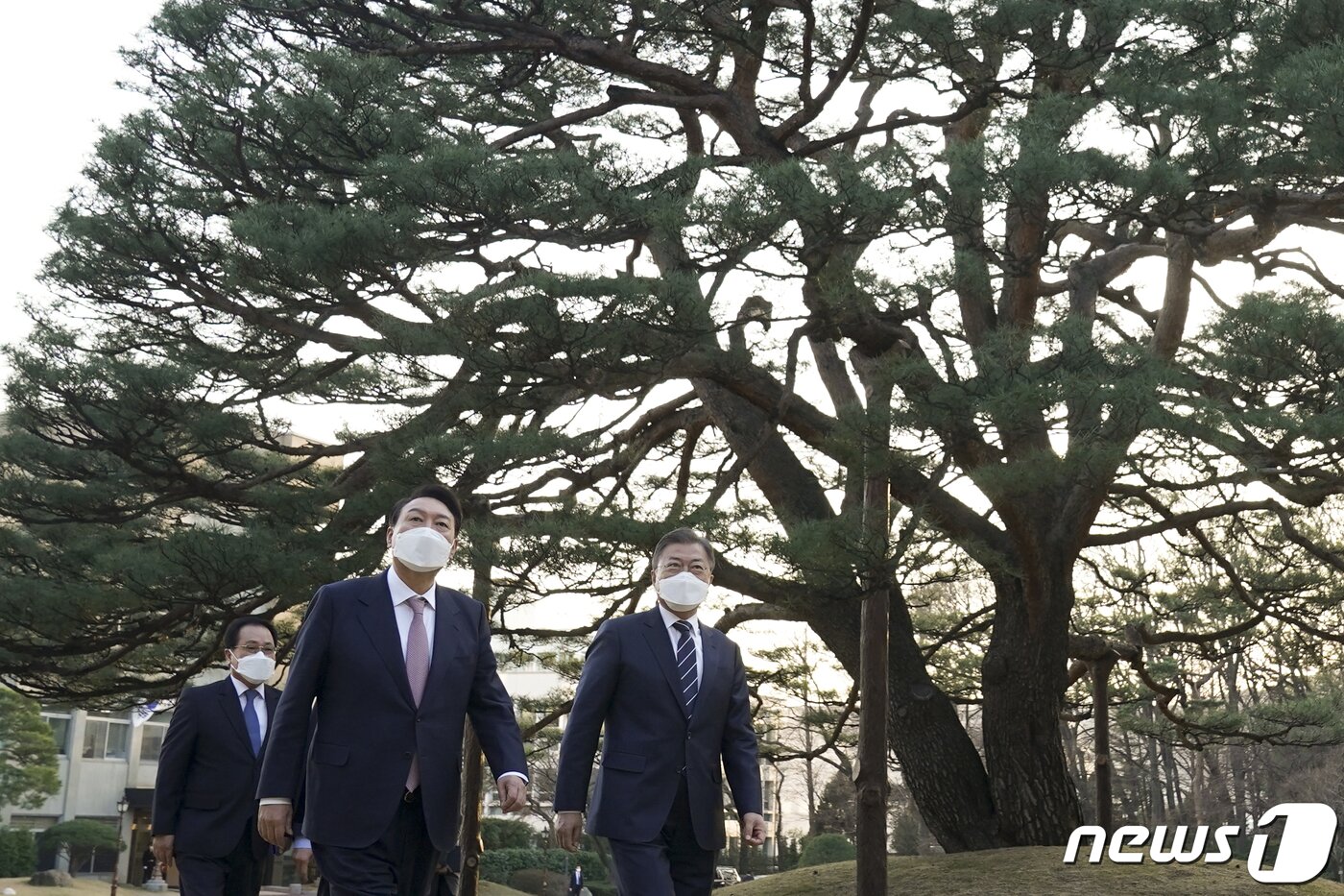 본문 이미지 - 문재인 대통령과 윤석열 대통령 당선인이 28일 오후 만찬 회동을 위해 청와대 상춘재로 향하고 있다.(청와대 제공)2022.3.28/뉴스1 ⓒ News1 이광호 기자