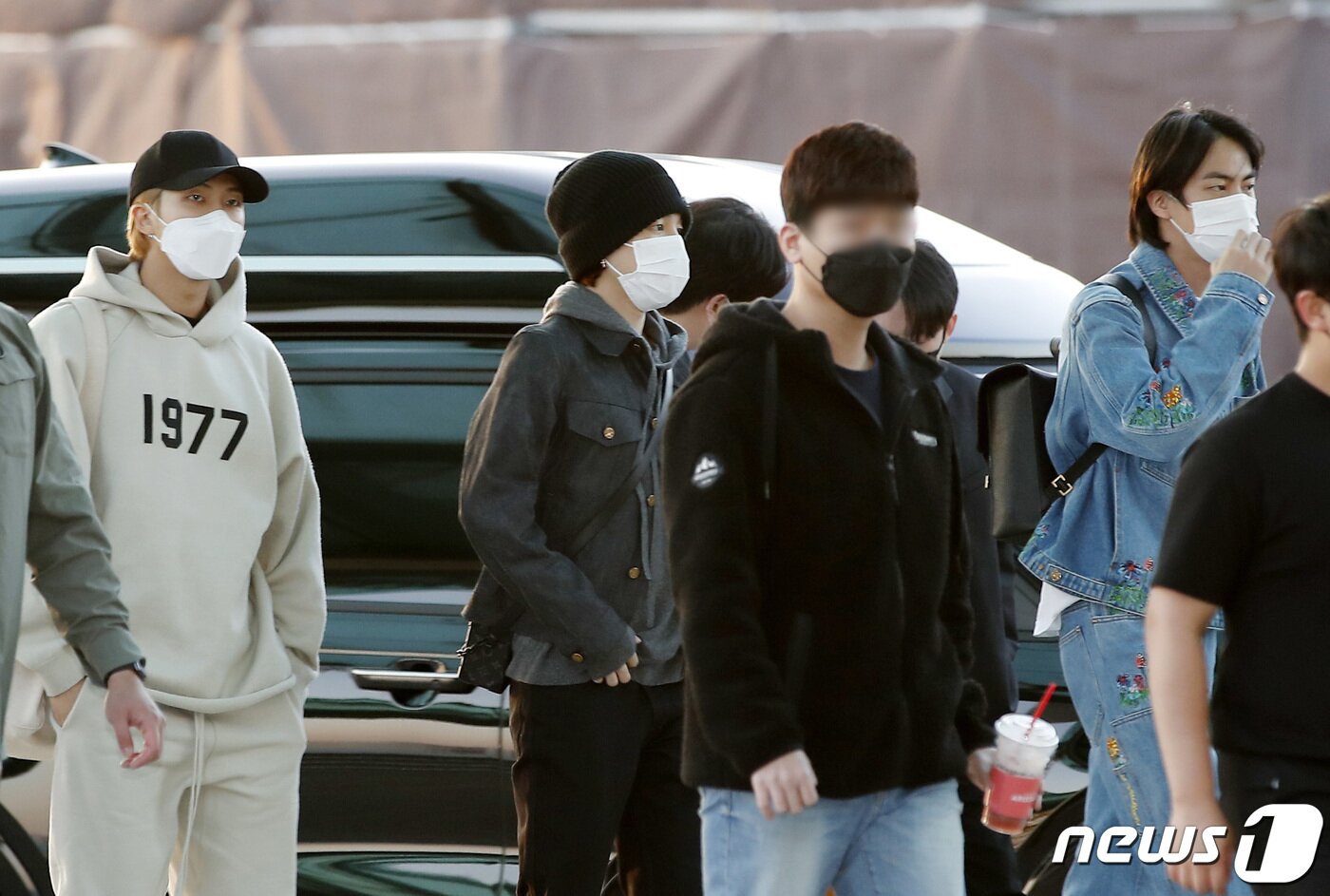 본문 이미지 - 방탄소년단(BTS) RM(왼쪽부터), 지민, 진이 미국 일정차 28일 오후 인천국제공항을 통해 라스베이거스로 출국하고 있다. ⓒ News1 권현진 기자