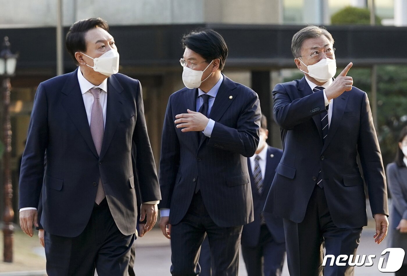 본문 이미지 - 문재인 대통령과 윤석열 대통령 당선인이 28일 오후 만찬 회동을 위해 청와대 상춘재로 향하며 대화하고 있다.(청와대 제공)2022.3.28/뉴스1 ⓒ News1 이광호 기자