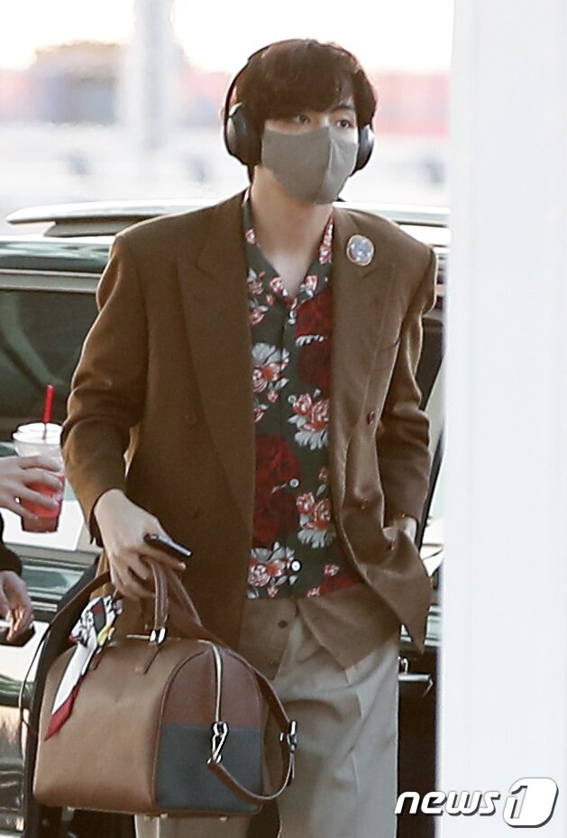 본문 이미지 - 방탄소년단(BTS) 뷔가 미국 일정차 28일 오후 인천국제공항을 통해 라스베이거스로 출국하고 있다. ⓒ News1 권현진 기자