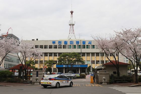 딸 앞에서 스스로 목에 칼 들이댄 40대 엄마…"비행 안 멈추면 죽겠다"