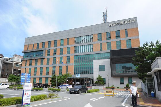 "이모 요양 중 주식 손해"…사촌 누나에 흉기 휘두른 50대 구속