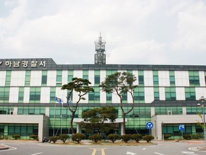 대낮 약국 앞서 흉기 난동…60대 남성 현행범 체포