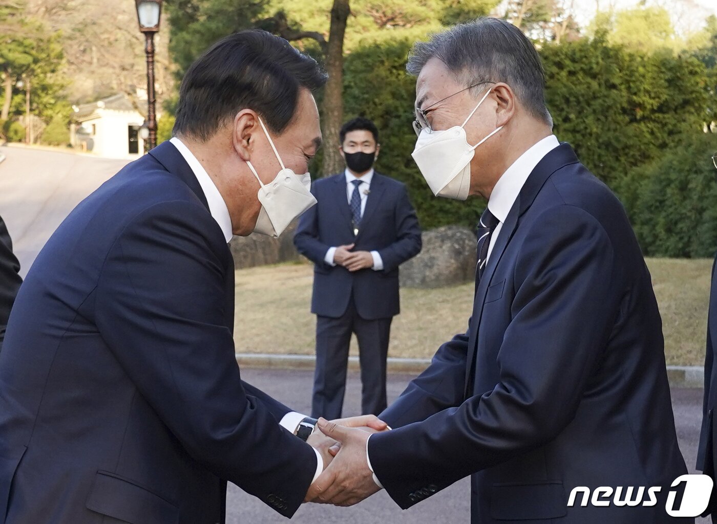 본문 이미지 - 문재인 대통령이 28일 오후 만찬 회동을 위해 청와대에 도착한 윤석열 대통령 당선인과 인사하고 있다.(청와대 제공)2022.3.28/뉴스1 ⓒ News1 이광호 기자