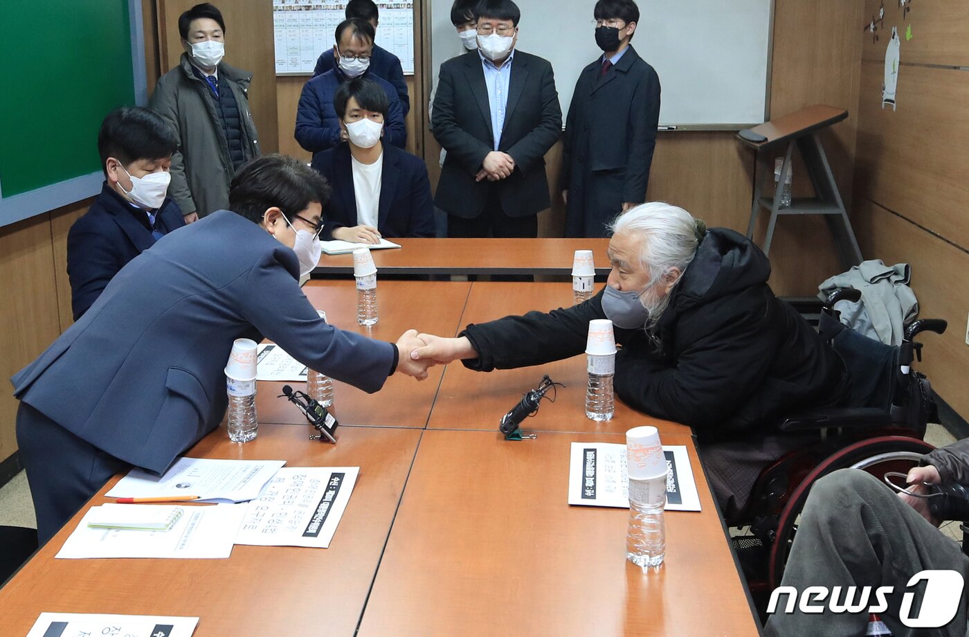 본문 이미지 - 인수위 사회문화복지분과 임이자 간사가 29일 오전 서울 지하철 3호선 경복궁역 내 서울교통공사 경복궁영업사업소 회의실에서 장애인차별철폐연대 박경석 공동대표를 만나 악수하고 있다. 2022.3.29/뉴스1 ⓒ News1 인수위사진기자단
