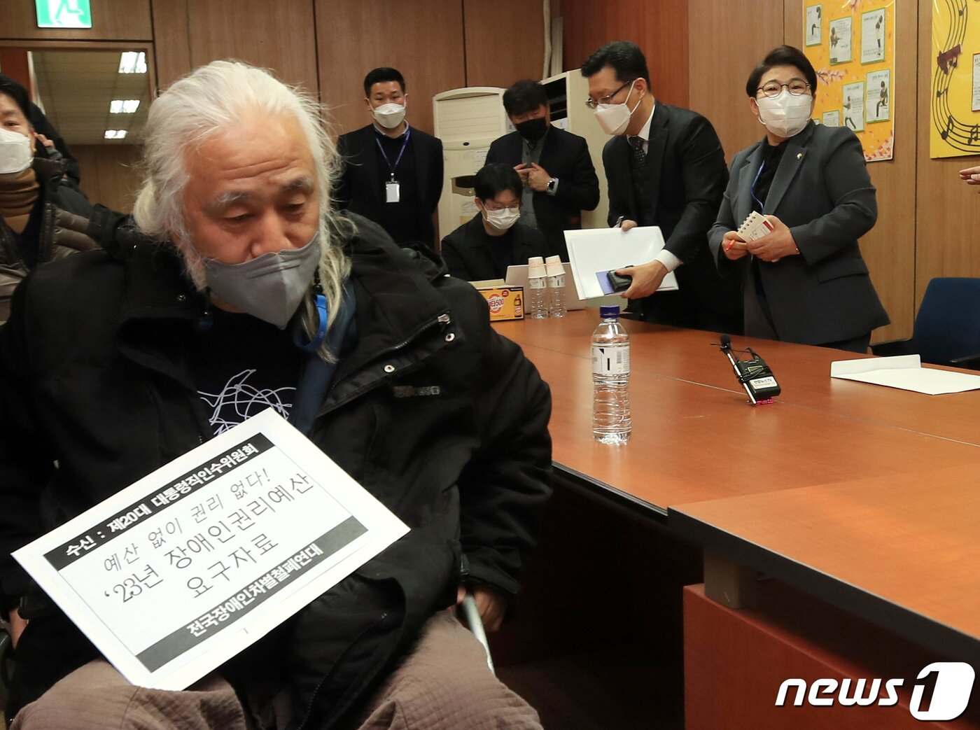 본문 이미지 - 인수위 사회문화복지분과 임이자 간사와 김도식 인수위원이 29일 오전 서울 지하철 3호선 경복궁역 내 서울교통공사 경복궁영업사업소 회의실에서 박경석 장애인차별철폐연대 공동대표 등과 면담에 나서고 있다. 2022.3.29/뉴스1 ⓒ News1 인수위사진기자단