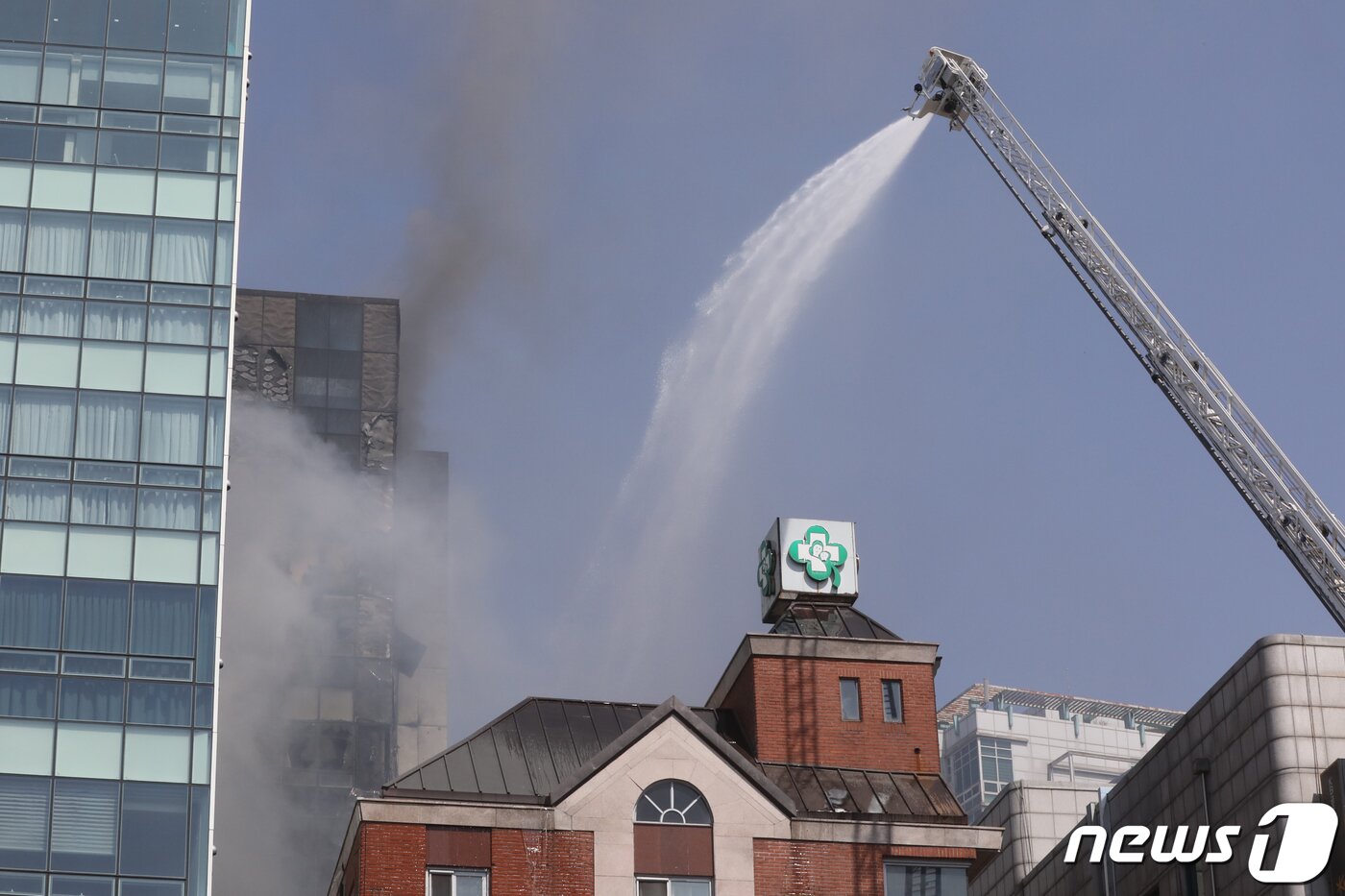 본문 이미지 - 29일 오전 10시9분쯤 충북 청주시 서원구 한 산부인과 주차장에서 불이 났다. 이 불로 건물에 있던 산모와 아기 38명이 대피했고, 이 중 16명이 연기를 마시거나 다쳐 인근 병원으로 이송했다. 2022.3.29/뉴스1 ⓒ News1 김용빈 기자