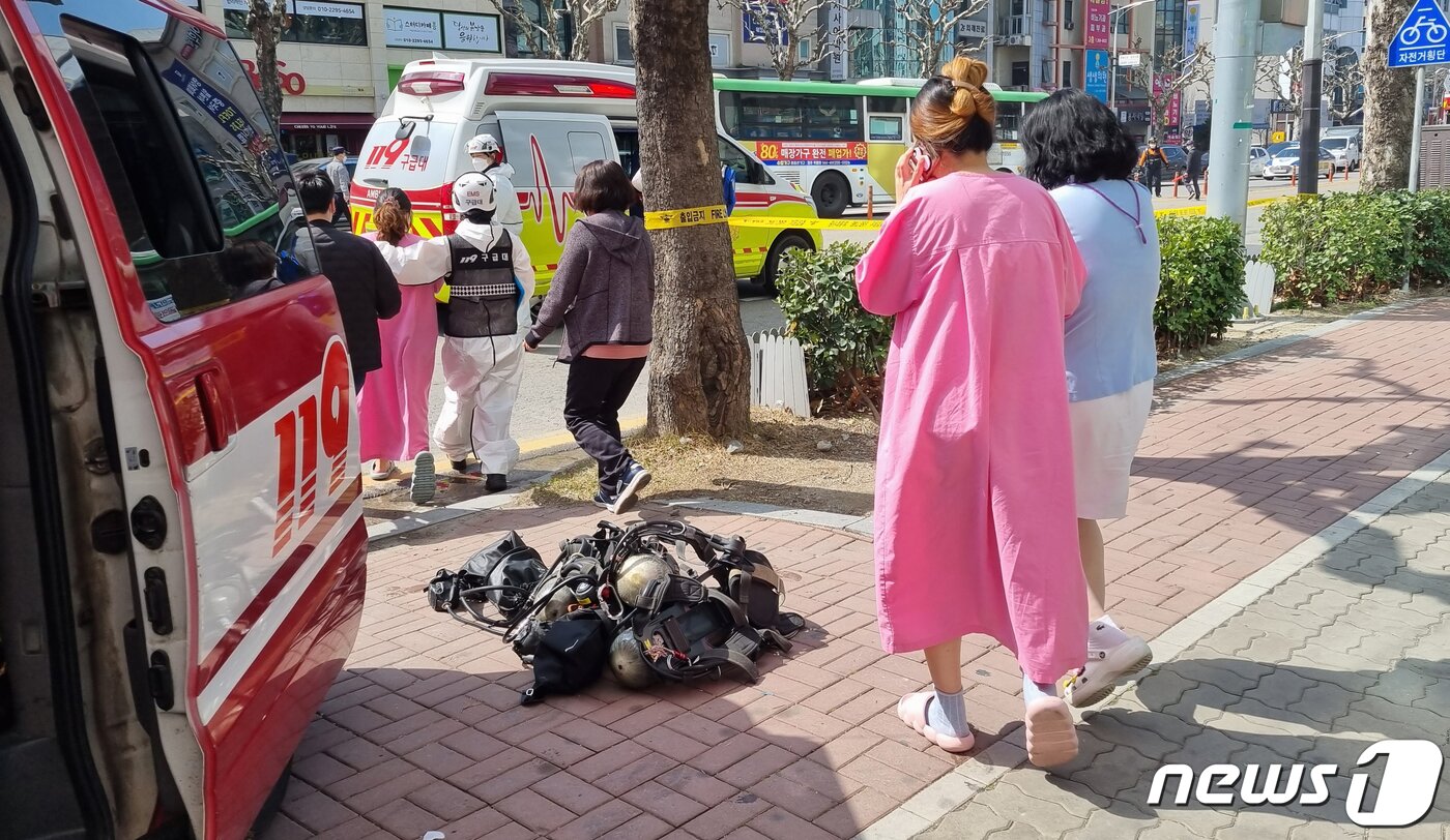 본문 이미지 - 지난 3월 29일 오전 10시9분쯤 충북 청주시 서원구 한 산부인과 주차장에서 화재가 발생, 입원해 있던 임산부들이 대피하고 있다. 뉴스1 ⓒ News1 김용빈 기자