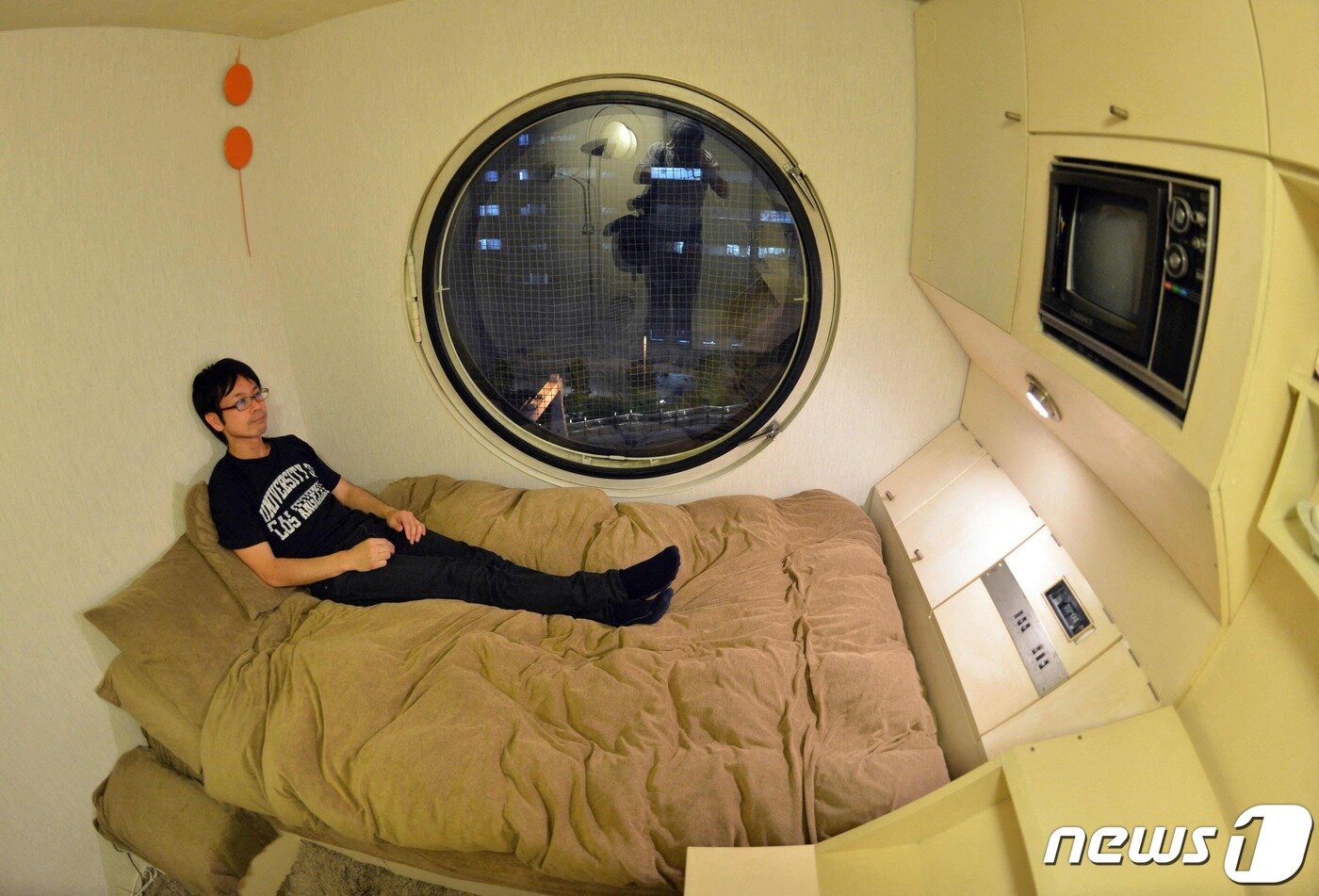 본문 이미지 - 1970년대 초 건설된 나카긴 캡슐타워 내부의 방 모습. 2014.09.09/뉴스1 ⓒ AFP=뉴스1 ⓒ News1 김민수 기자