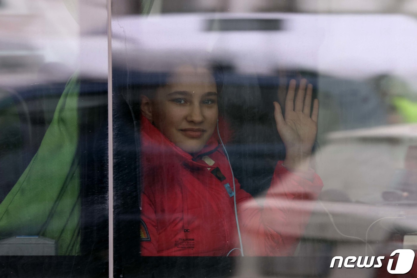 (프셰미실(폴란드)=뉴스1) 조태형 기자 = 2일(현지시간) 우크라이나 접경 도시인 폴란드 프셰미실의 한 대형마트에 마련된 임시 피란민 대피소에서 우크라이나 피란민이 버스를 타고 …