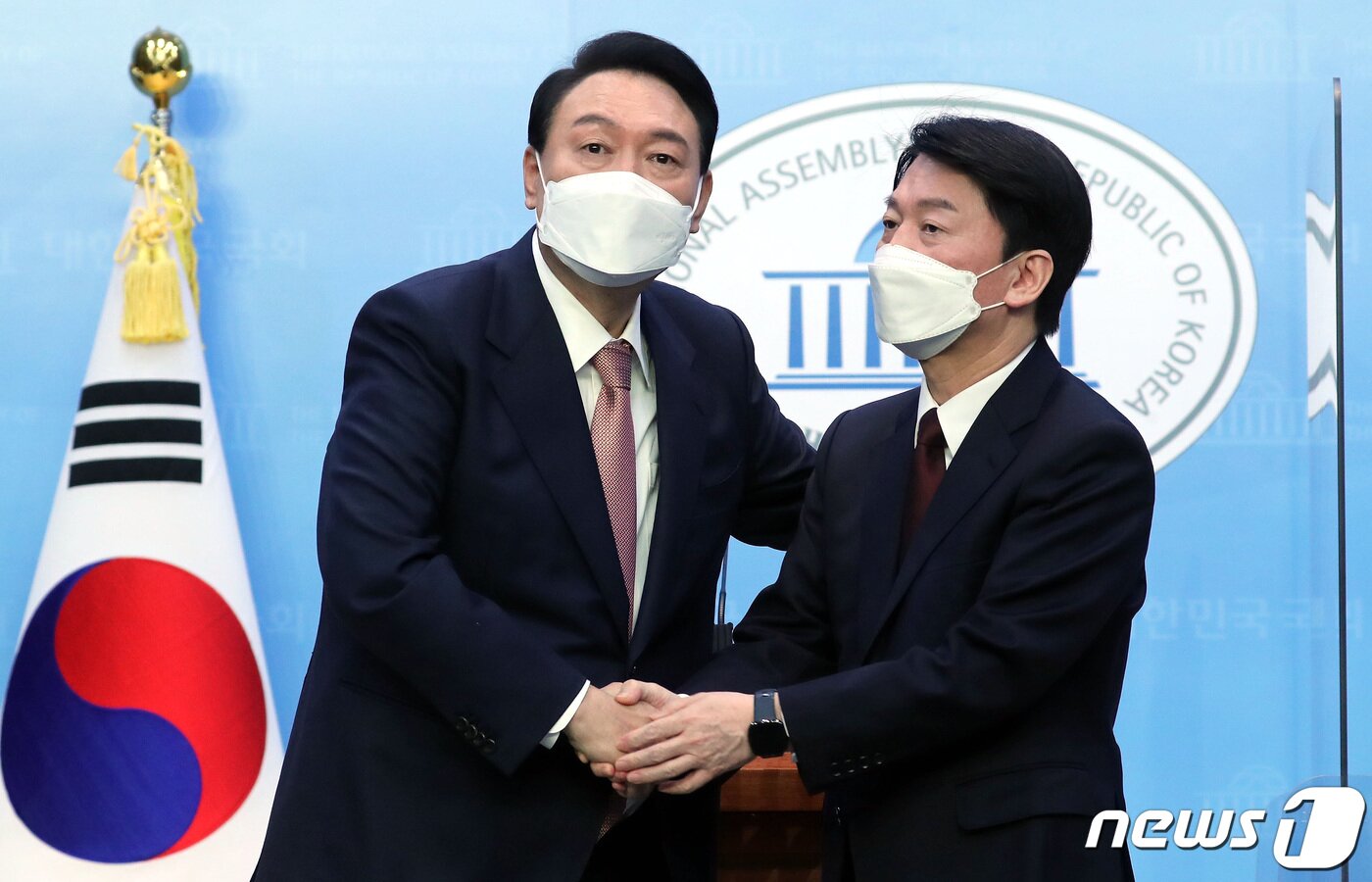 본문 이미지 - 윤석열 국민의힘 대선 후보와 안철수 국민의당 대선 후보가 3일 오전 서울 여의도 국회 소통관에서 단일화 기자회견을 마친 뒤 악수하고 있다. 2022.3.3/뉴스1 ⓒ News1 이동해 기자