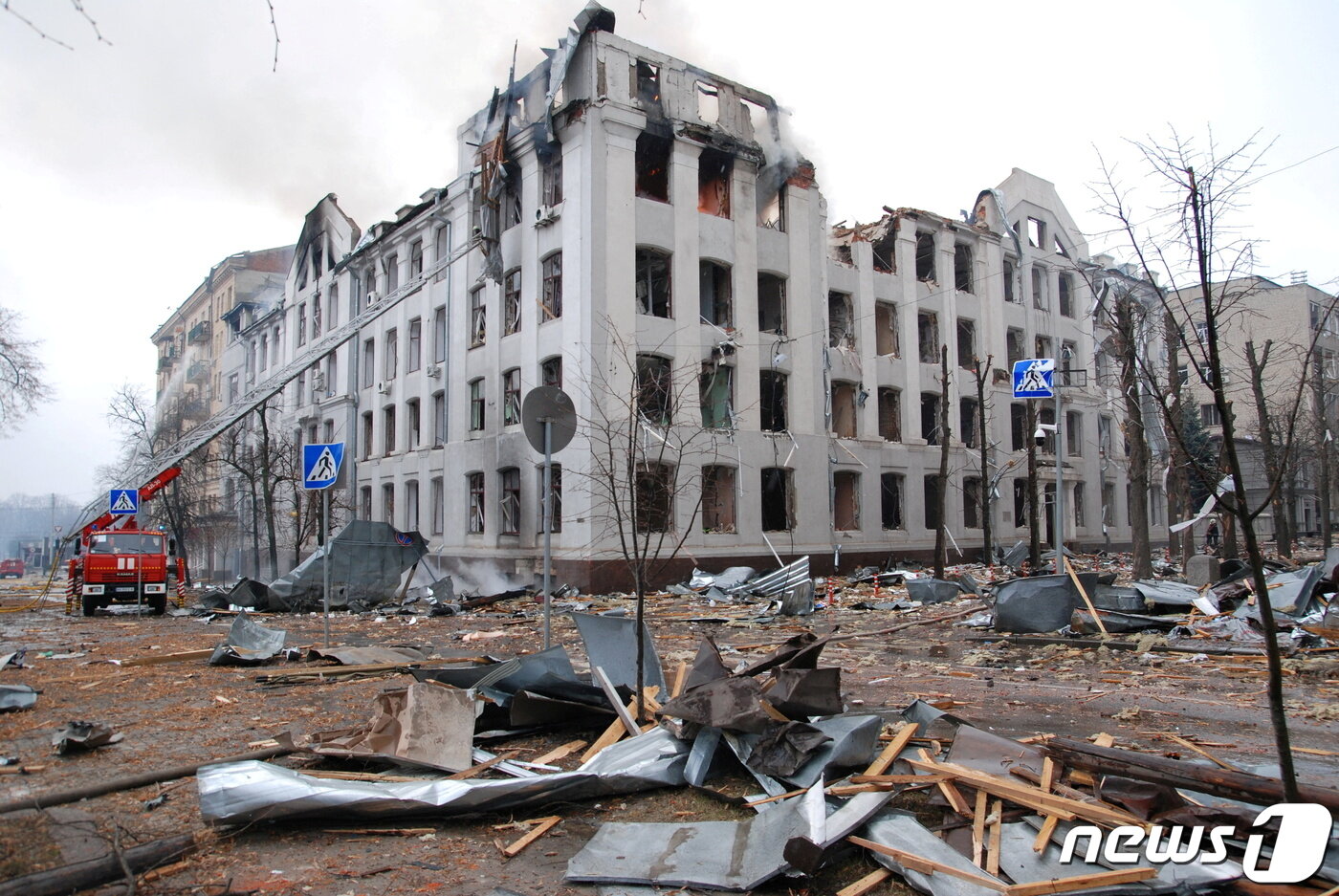 본문 이미지 - 우크라이나 제2도시 하르키우에서 러시아군 포격으로 피해가 발생한 하르키우 국립대학 건물에 화재가 발생해 소방관들이 진화 중이다. 2022.03.02/news1 ⓒ 로이터=뉴스1