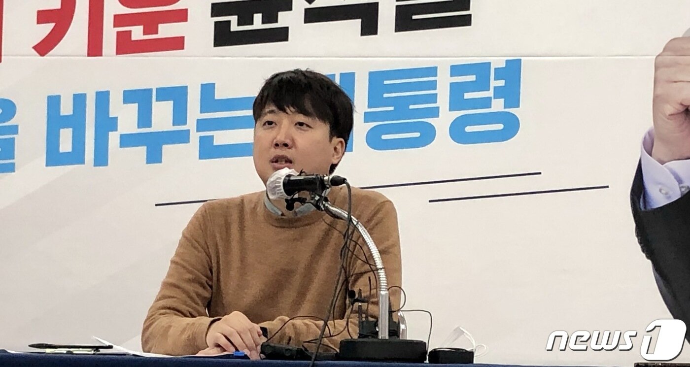 본문 이미지 - 이준석 국민의힘 대표가 3일 대구 수성구 범어동 국민의힘 대구시당에서 가진 대구지역 언론인 간담회에서 취재진 질문에 답변하고 있다. 2022.3.3/뉴스1 ⓒ News1 남승렬 기자