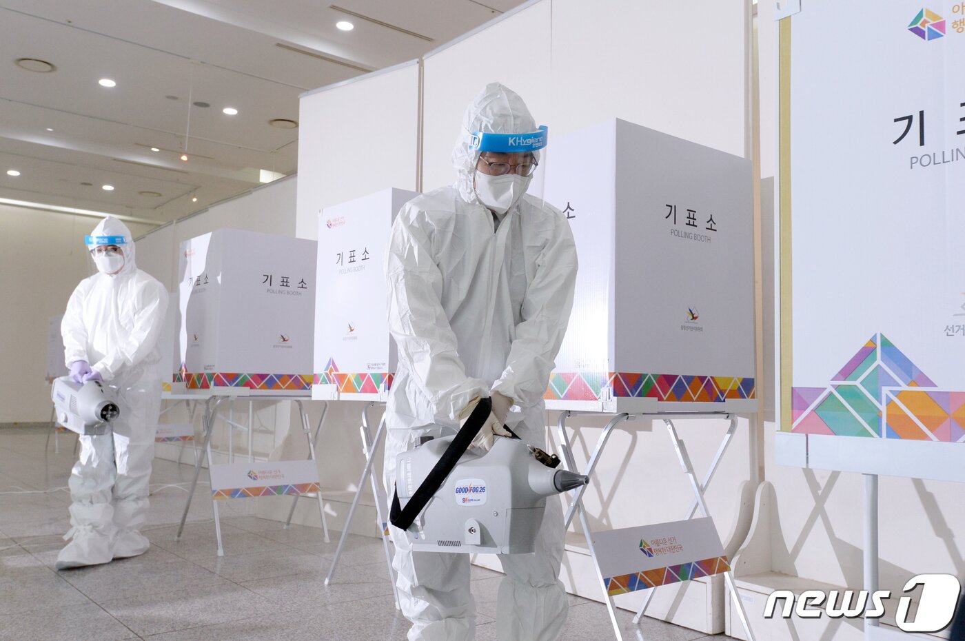 본문 이미지 - 문인 광주 북구청장이제20대 대통령 선거 사전투표를 하루 앞둔 3일 오전 광주 북구 전남대학교 컨벤션홀에 설치된 사전투표소에서 방역 작업을 하고 있다. 2022.3.3/뉴스1 ⓒ News1 정다움 기자