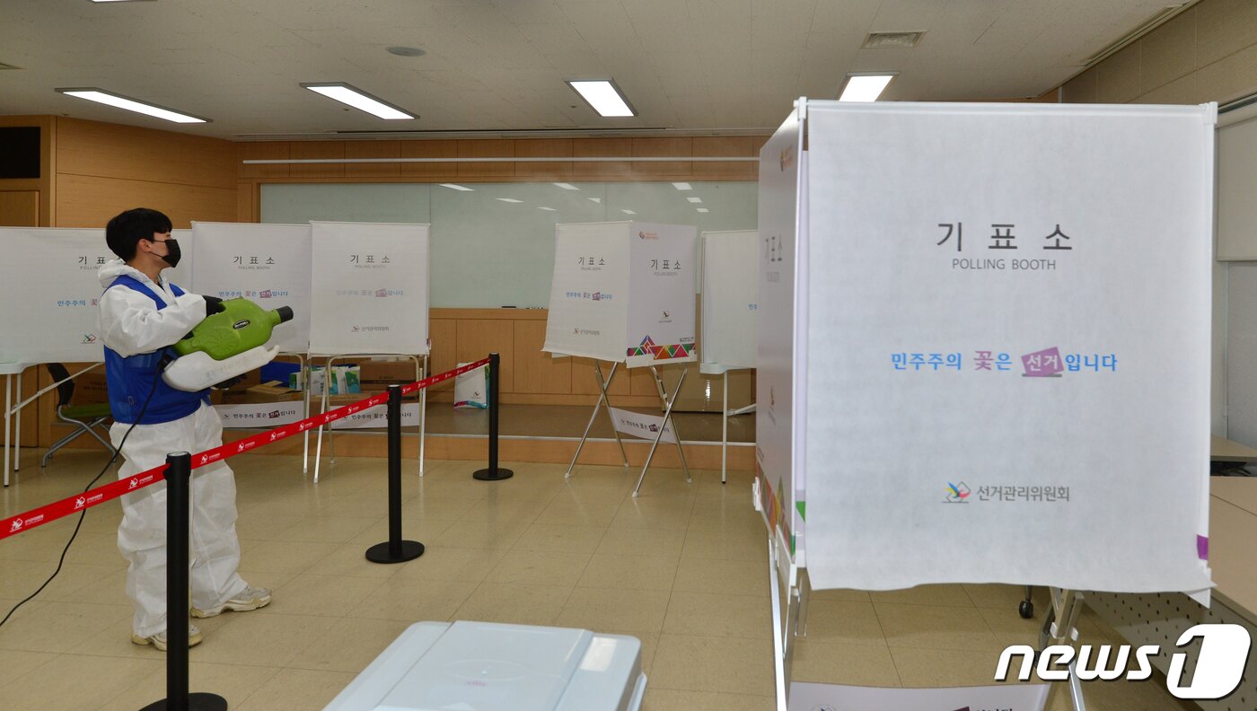 본문 이미지 - 제 20대 대통령선거 사전투표일을 하루 앞둔 3일 경북 포항시청 시의회 지하 1층에 마련된 남구 대이동 사전투표소에서 관계자들이 방역 작업을 하고 있다. 2022.3.3/뉴스1 ⓒ News1 최창호 기자