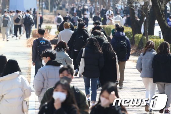 봄기운이 완연한 3일 오후 영남대학교 경산캠퍼스가 학생들로 붐비고 있다. 2022.3.3/뉴스1 © News1 공정식 기자