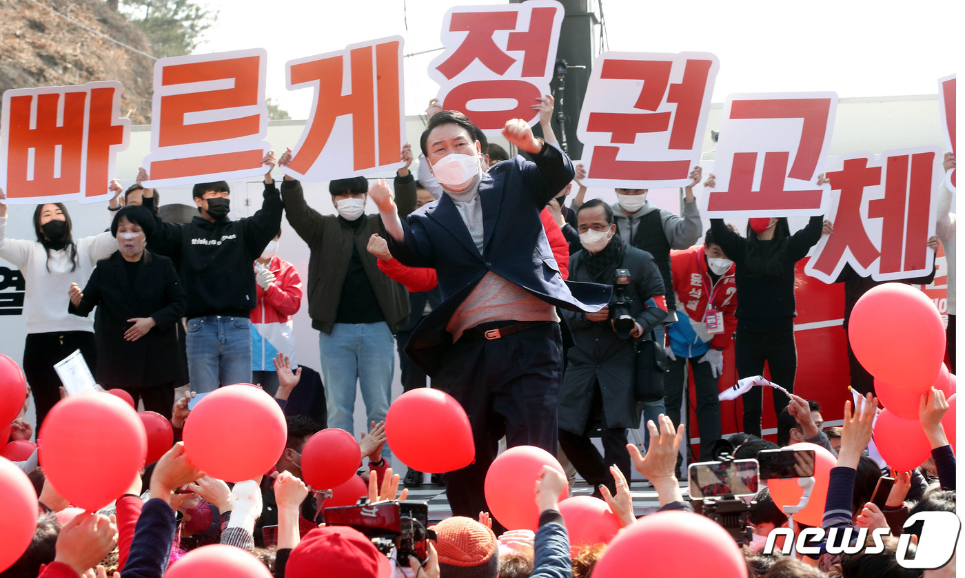 (공주=뉴스1) 구윤성 기자 = 윤석열 국민의힘 대선후보가 3일 충남 공주시 금성동 공산성 앞 광장에서 열린 유세에 참석해 세리머니를 하고 있다. 2022.3.3/뉴스1