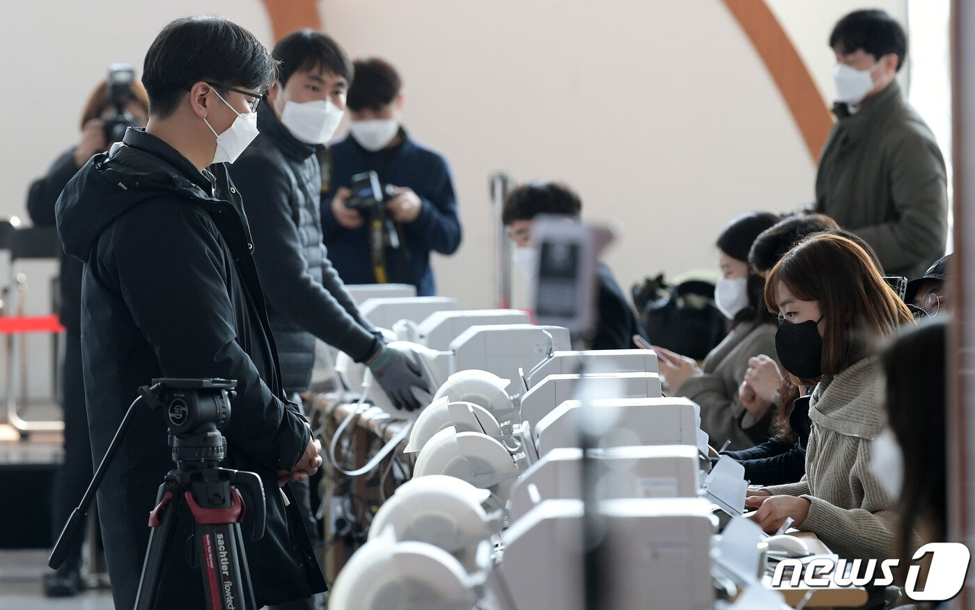 본문 이미지 - 제20대 대통령 선거 사전투표를 하루 앞둔 3일 서울역에 마련된 남영동사전투표소에서 서울시 선거관리위원회 관계자들이 최종 모의시험을 하고 있다. 2022.3.3/뉴스1 ⓒ News1 안은나 기자