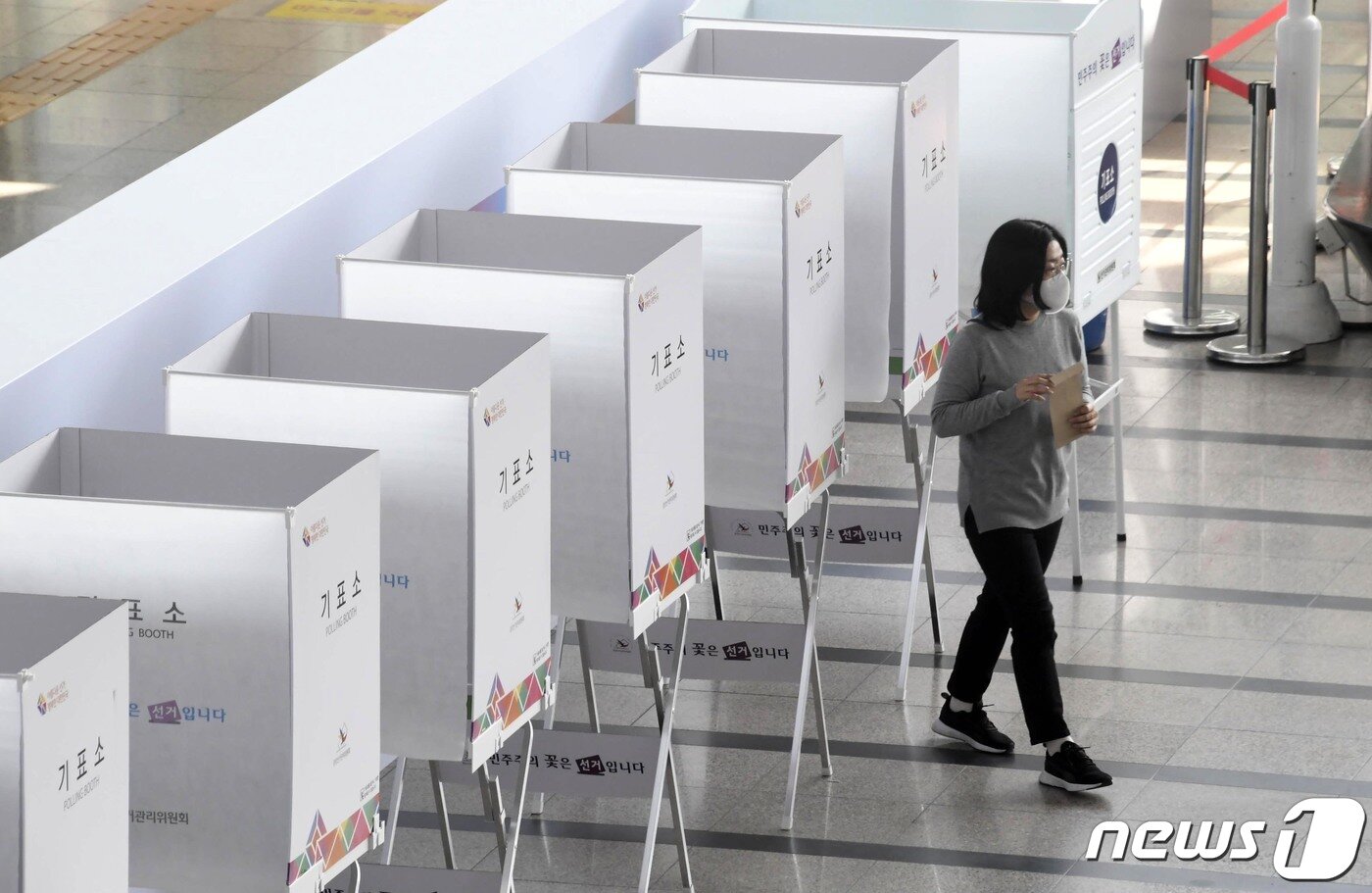 본문 이미지 - 제20대 대통령 선거 사전투표를 하루 앞둔 3일 서울역에 마련된 남영동사전투표소에서 서울시 선거관리위원회 관계자들이 최종 모의시험을 하고 있다. 2022.3.3/뉴스1 ⓒ News1 안은나 기자