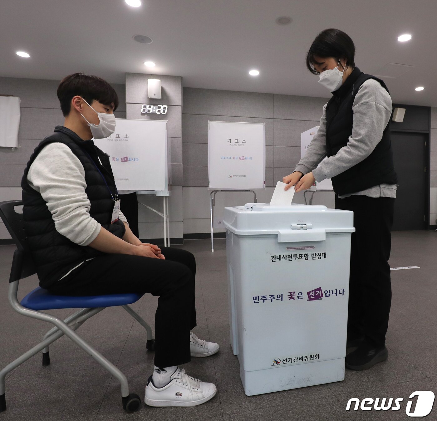 본문 이미지 - 제20대 대통령선거 사전투표를 하루 앞둔 3일 부산시 연제구 연제구청에 마련된 연산제2동 사전투표소에서 선거준비 관계자들이 투표 모의시험을 하고 있다. 2022.3.3/뉴스1 ⓒ News1 김영훈 기자