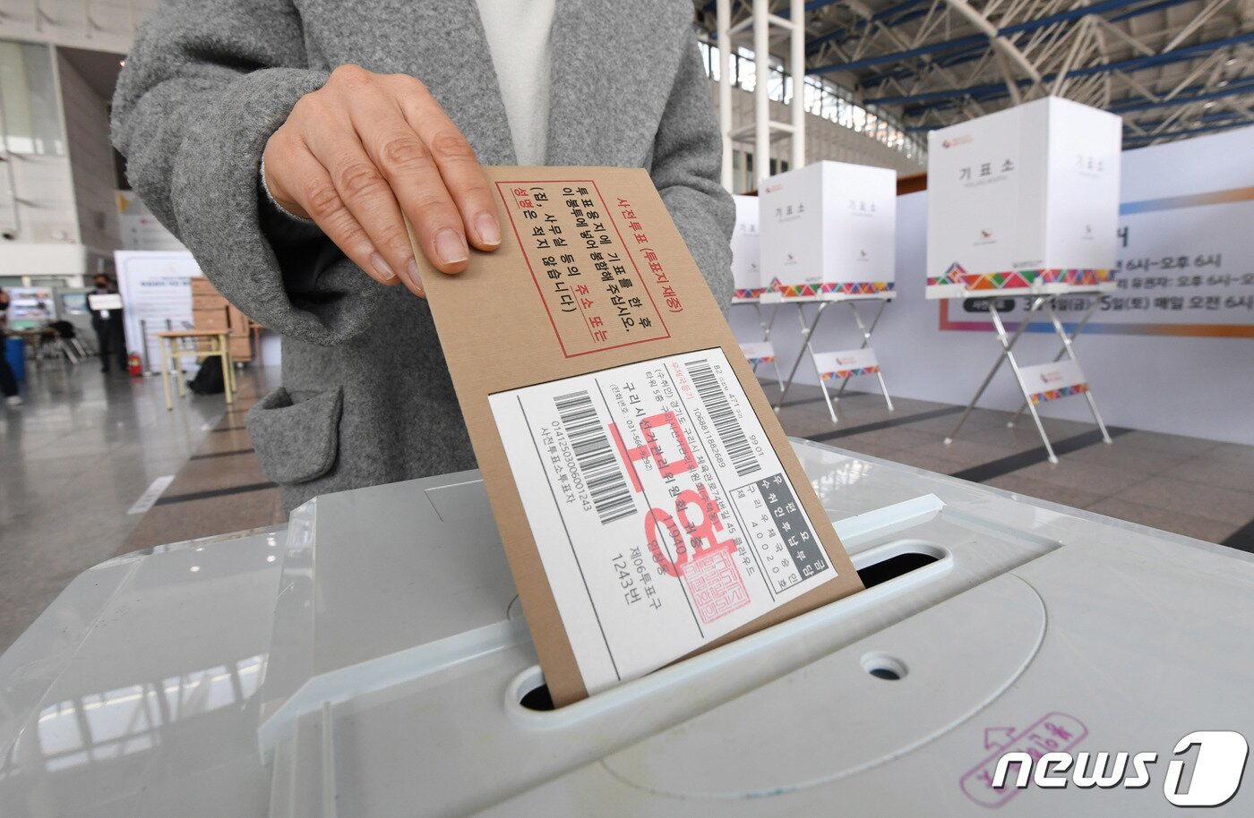본문 이미지 - 제20대 대통령 선거 사전투표를 하루 앞둔 3일 서울역에 마련된 남영동사전투표소에서 서울시 선거관리위원회 관계자들이 최종 모의시험을 하고 있다. 2022.3.3/뉴스1 ⓒ News1 안은나 기자