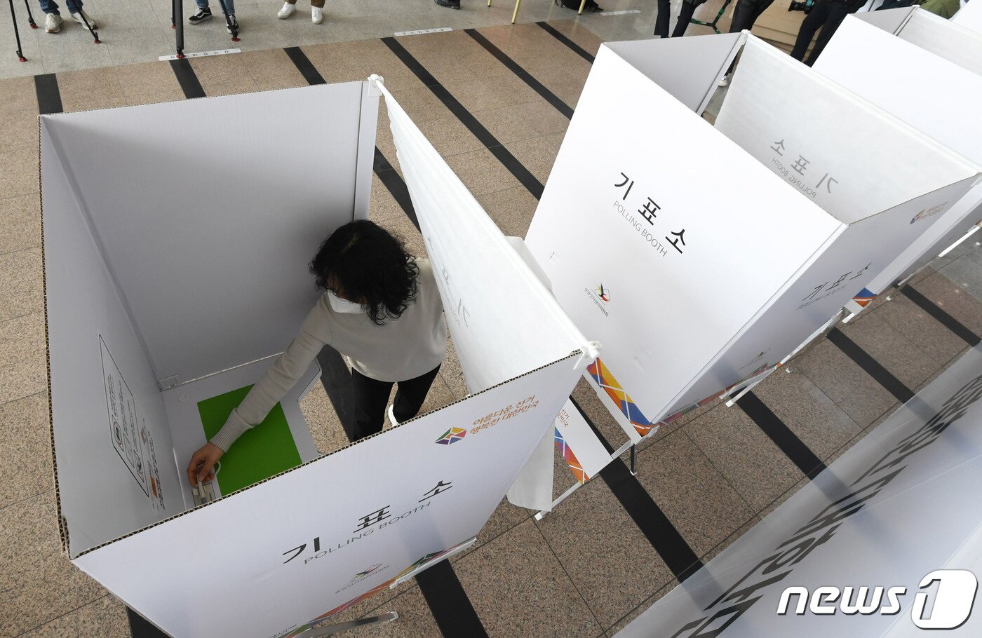 본문 이미지 - 제20대 대통령 선거 사전투표를 하루 앞둔 3일 서울역에 마련된 남영동사전투표소에서 서울시 선거관리위원회 관계자들이 기표소를 점검하고 있다. 2022.3.3/뉴스1 ⓒ News1 안은나 기자