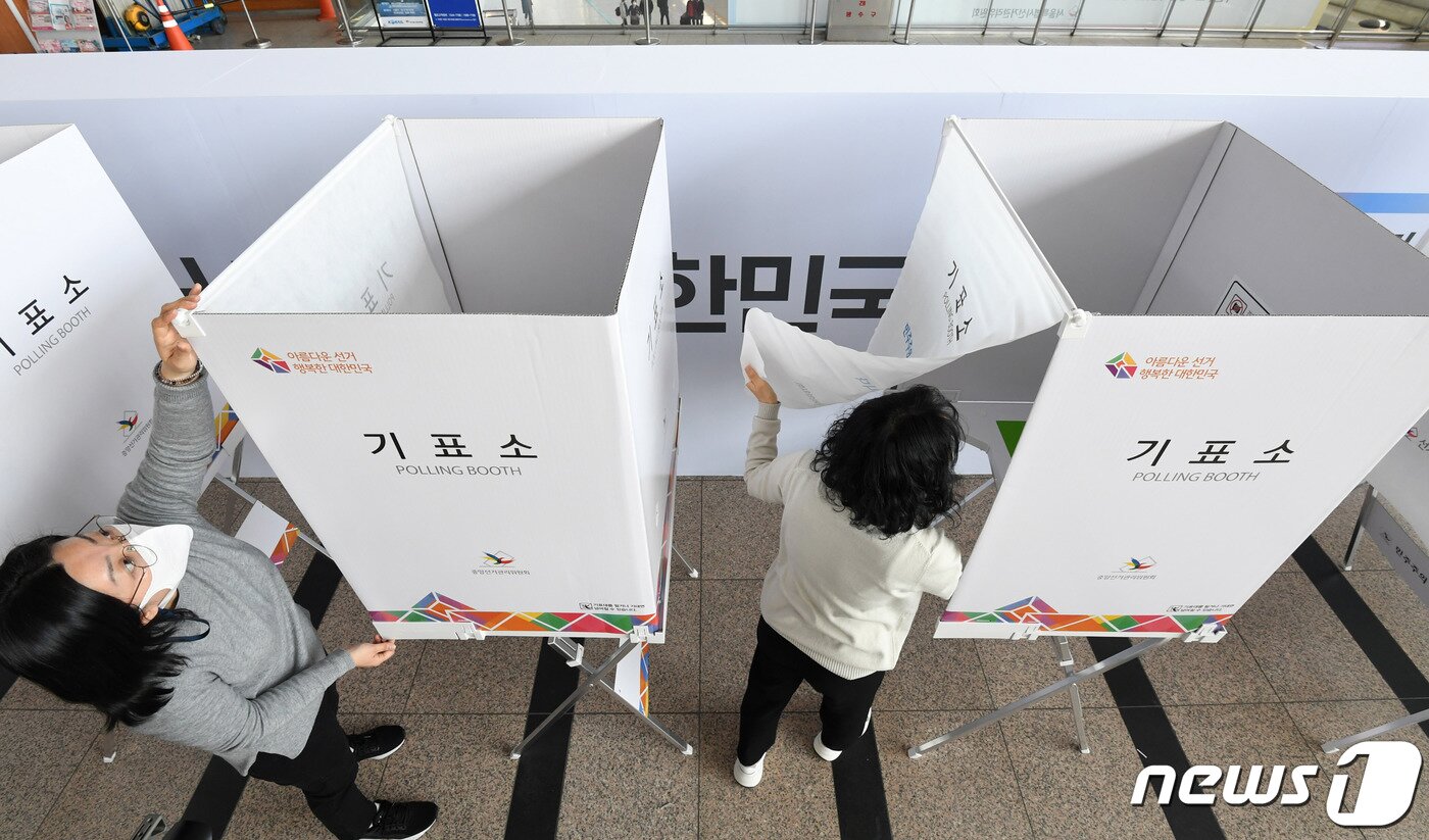 본문 이미지 - 제20대 대통령 선거 사전투표를 하루 앞둔 3일 서울역에 마련된 남영동사전투표소에서 서울시 선거관리위원회 관계자들이 기표소를 점검하고 있다. 2022.3.3/뉴스1 ⓒ News1 안은나 기자