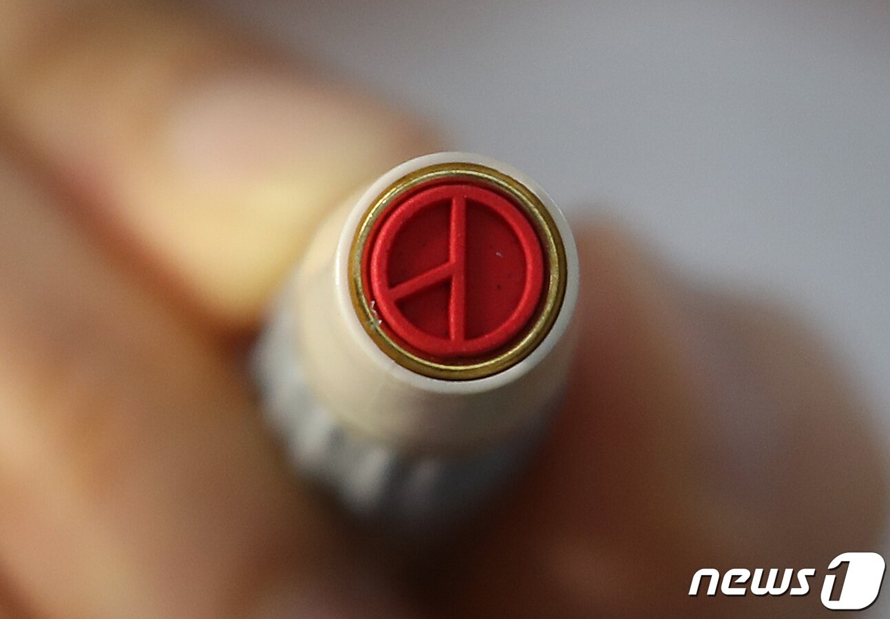 본문 이미지 - 제20대 대통령선거 사전투표를 하루 앞둔 3일 오전 대구 달서구 유천동 행정복지센터에 마련된 사전투표소에서 복지센터 직원이 동그라미 안에 '점 복(卜)'자가 새겨진 기표도장를 확인하고 있다. 2022.3.3/뉴스1 ⓒ News1 공정식 기자