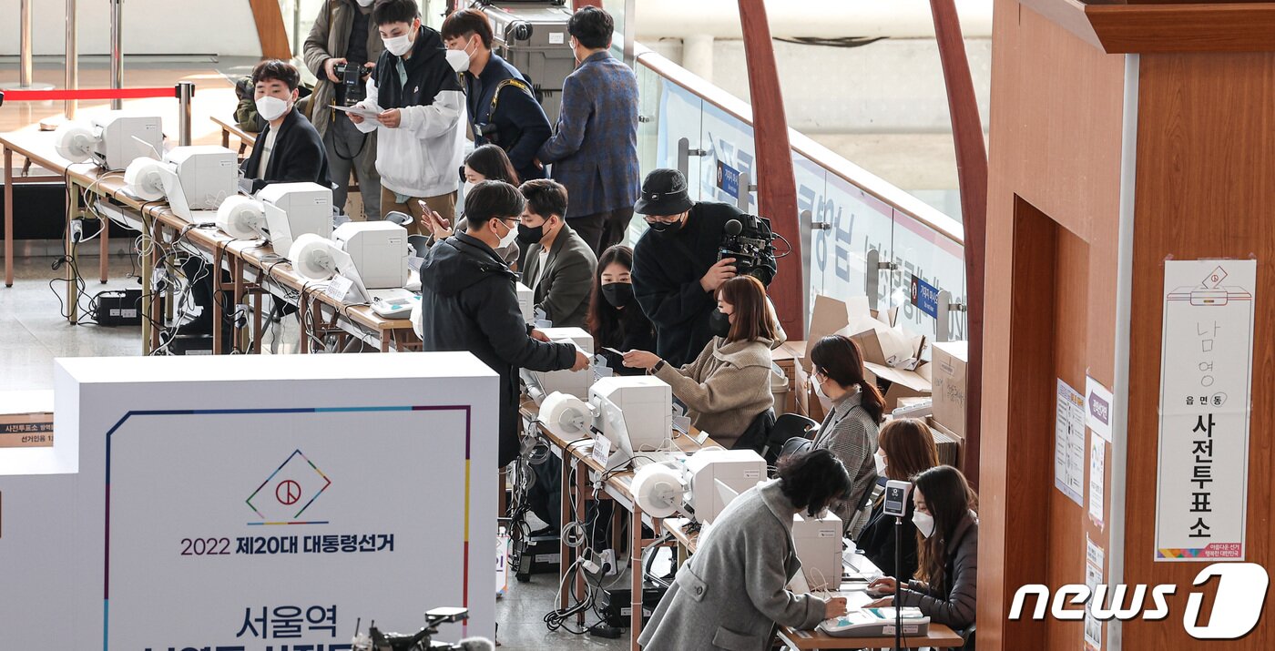 본문 이미지 - 제20대 대통령 선거 사전투표를 하루 앞둔 3일 서울역에 마련된 남영동사전투표소에서 서울시 선거관리위원회 관계자들이 최종 모의시험을 하고 있다. 2022.3.3/뉴스1 ⓒ News1 안은나 기자