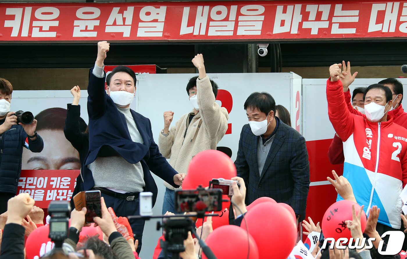 본문 이미지 - 윤석열 국민의힘 대선후보가 2022년 3월 3일 조치원역앞에서 열린 "행정수도 완성! 더 큰 세종!＂ 세종 유세에서 지지자들의 환호에 답례하고 있다. 2022.3.3/뉴스1 ⓒ News1 구윤성 기자