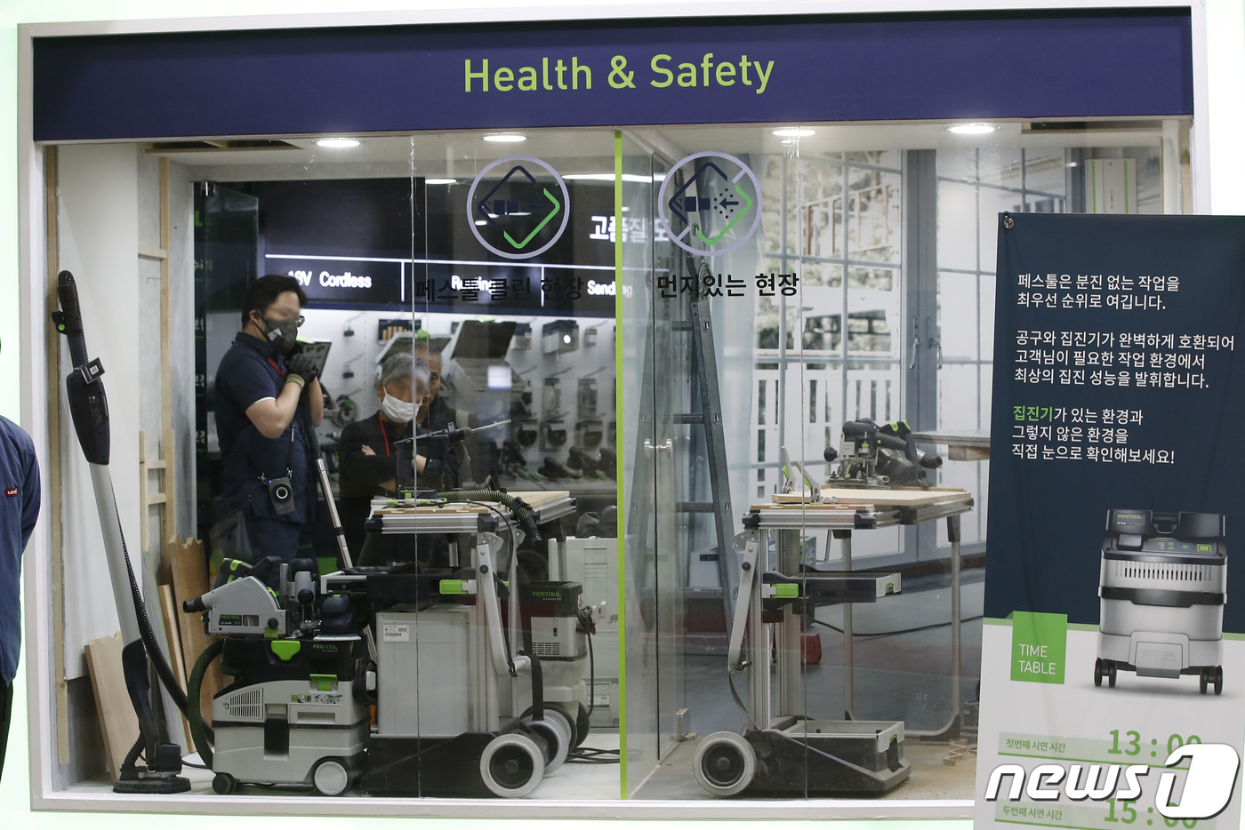 (고양=뉴스1) 권현진 기자 = 3일 경기도 고양시 일산 킨텍스에서 열린 건축 인테리어 박람회 ‘2022 코리아 빌드 위크’를 찾은 시민들이 페스툴 부스를 관람하고 있다. 2022 …