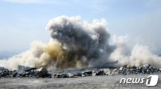 '시멘트 증산' 나선 北… 석회석 광산 대발파