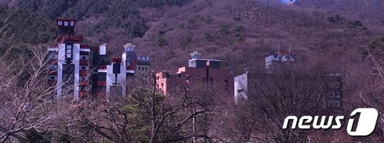 본문 이미지 - 경기 양주시 장흥면 석현리 일대에 허경영 국가혁명당 명예대표 측의 하늘궁 관련 건물들이 들어서고 있다. ⓒ 뉴스1 (사진=이상휼 기자)
