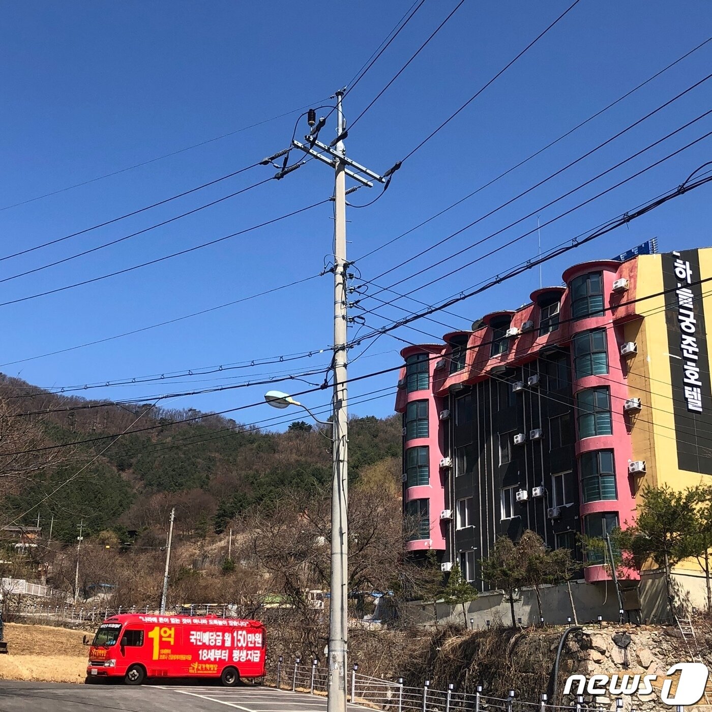 본문 이미지 - 경기 양주시 장흥면 석현리 일대에 허경영 국가혁명당 명예대표 측의 하늘궁 관련 건물들이 들어서고 있다. ⓒ 뉴스1 (사진=이상휼 기자)