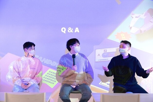 본문 이미지 - 샌드박스네트워크가 30일 대체불가토큰(NFT)을 새로운 성장 동력으로 선언했다. (왼쪽부터) 한장겸 샌드박스네트워크 NFT 사업 총괄이사, 이필성 샌드박스네트워크 최고경영자, 정인모 SBXG 최고경영자 (샌드박스네트워크 제공) 2022.03.30 /뉴스1