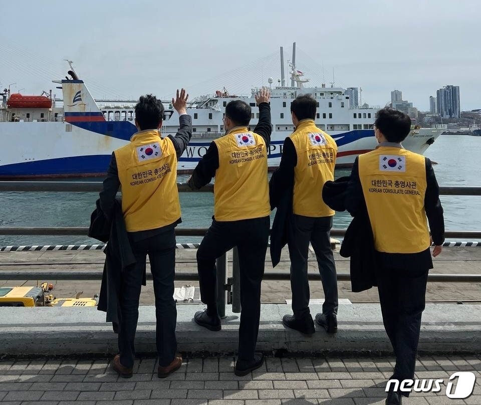 본문 이미지 - 주블라디보스토크 총영사관 관계자들이 30일 출항한 '이스턴드림'호를 향해 손을 흔들고 있다.(외교부 제공)ⓒ 뉴스1