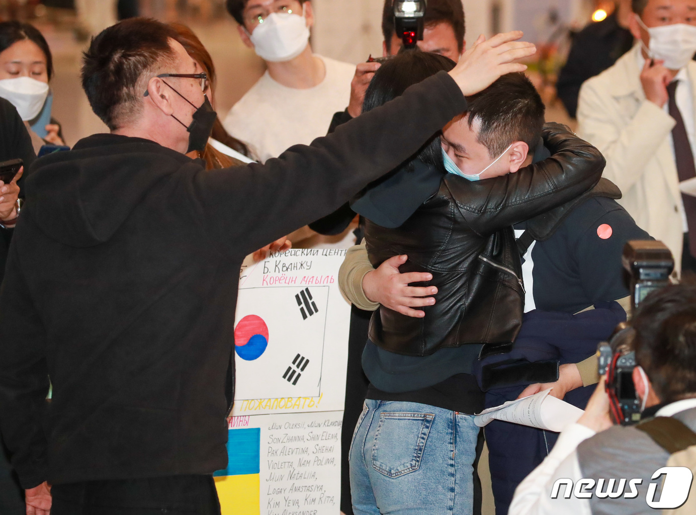 (인천공항=뉴스1) 성동훈 기자 = 우크라이나로부터 피난온 고려인 이스타니슬라브(23세)씨가 30일 인천국제공항 1터미널을 통해 입국한뒤 광주광역시에서 올라온 아버지 이블라디미르, …