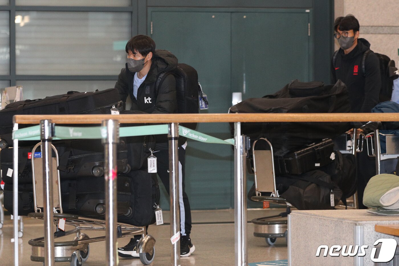 본문 이미지 - 카타르월드컵 아시아지역 최종 예선 마지막 경기를 마친 축구 대표팀 선수들이 30일 오후 인천국제공항 제1여객터미널을 통해 귀국하고 있다. 2022.3.30/뉴스1 ⓒ News1 성동훈 기자