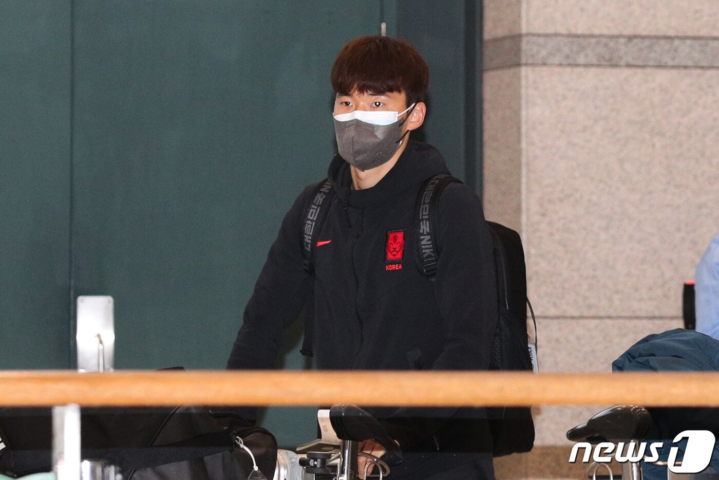 본문 이미지 - 카타르월드컵 아시아지역 최종 예선 마지막 경기를 마친 축구 대표팀 김진수가 30일 오후 인천국제공항 제1여객터미널을 통해 귀국하고 있다. 2022.3.30/뉴스1 ⓒ News1 성동훈 기자