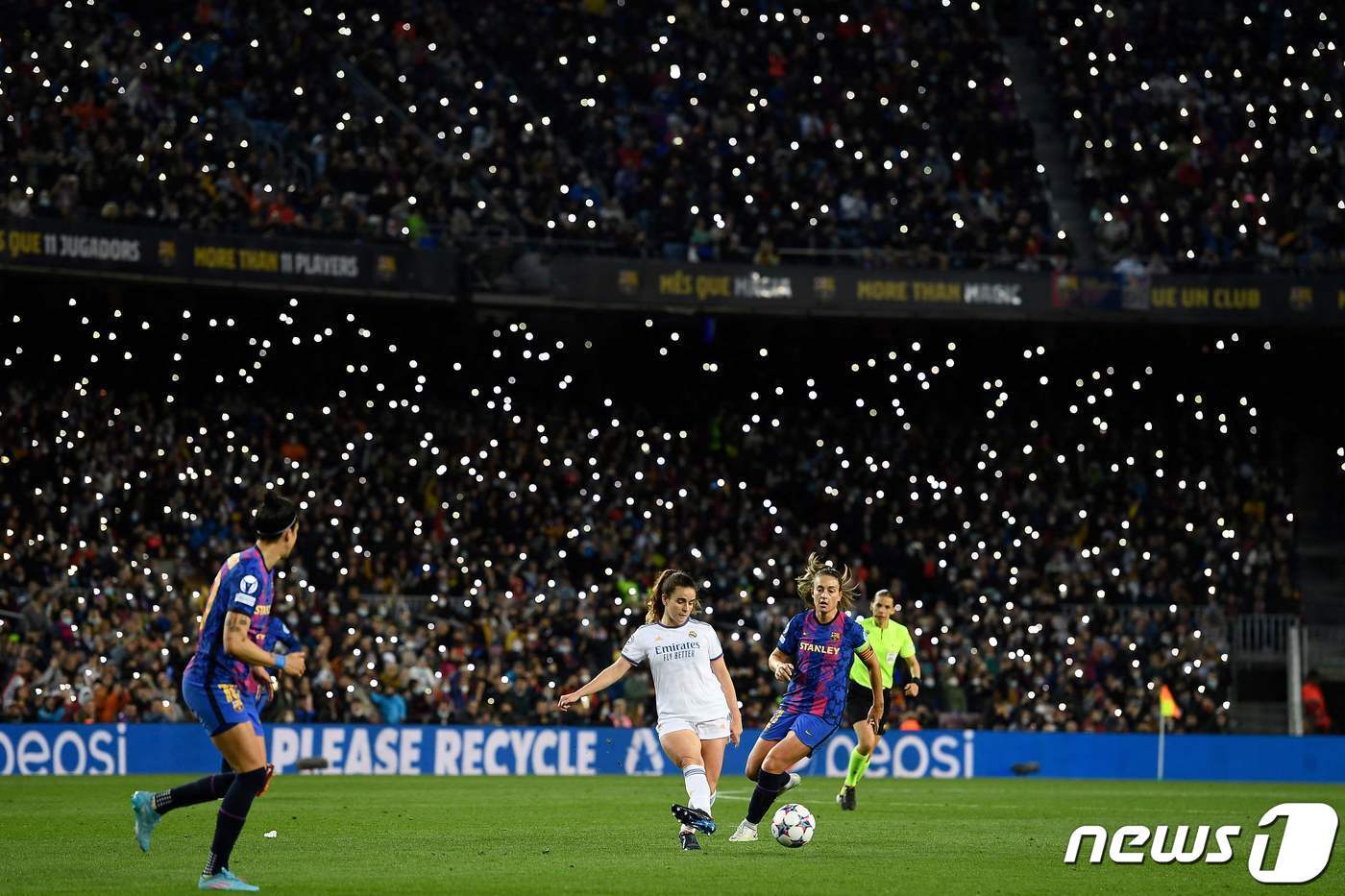 본문 이미지 - 여자 UCL에 9만1553명의 대관중이 운집했다. ⓒ AFP=뉴스1
