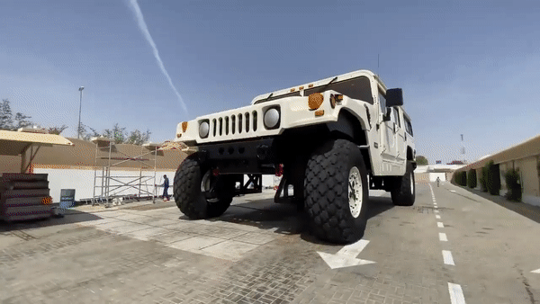 본문 이미지 - 셰이크 하마드 빈 함단 알나하얀이 최근 공개한 초대형 하머. (인스타그램 갈무리) ⓒ 뉴스1