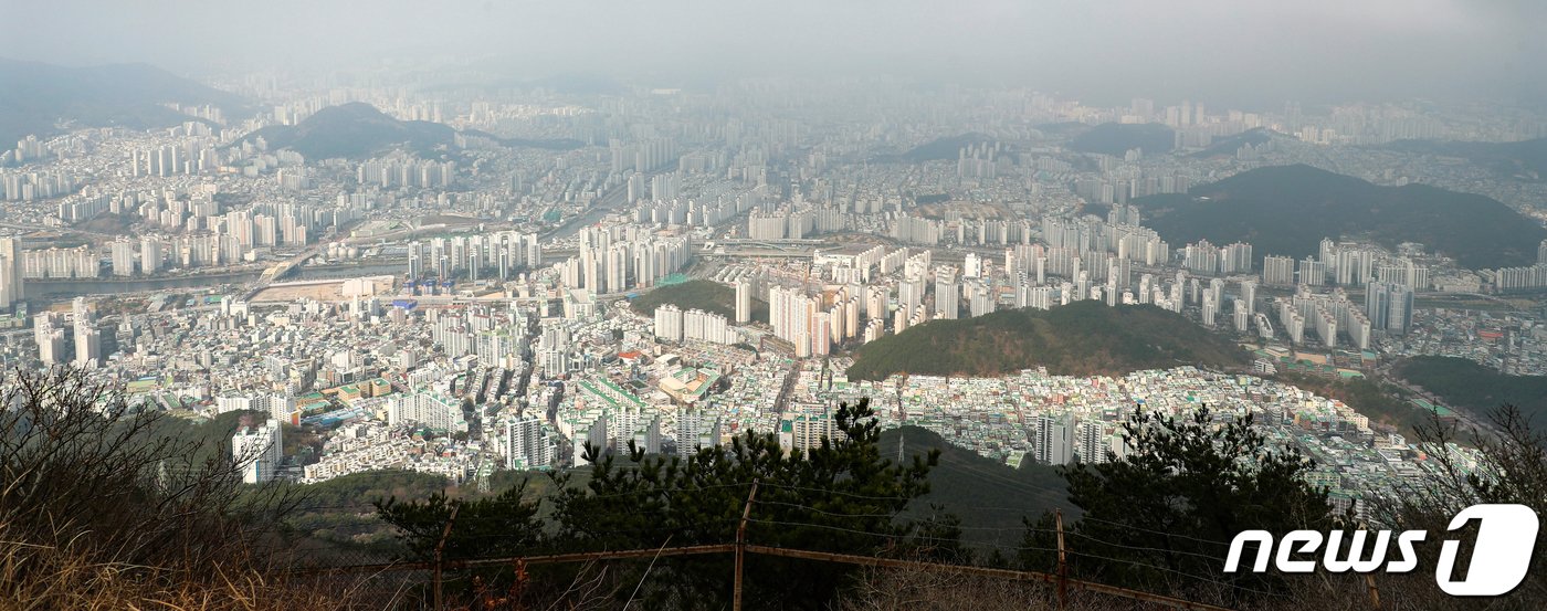 부산 해운대구 장산 정상에서 내려다 본 수영강 방면 도심 풍경. 2022.3.31/뉴스1 ⓒ News1 김영훈 기자