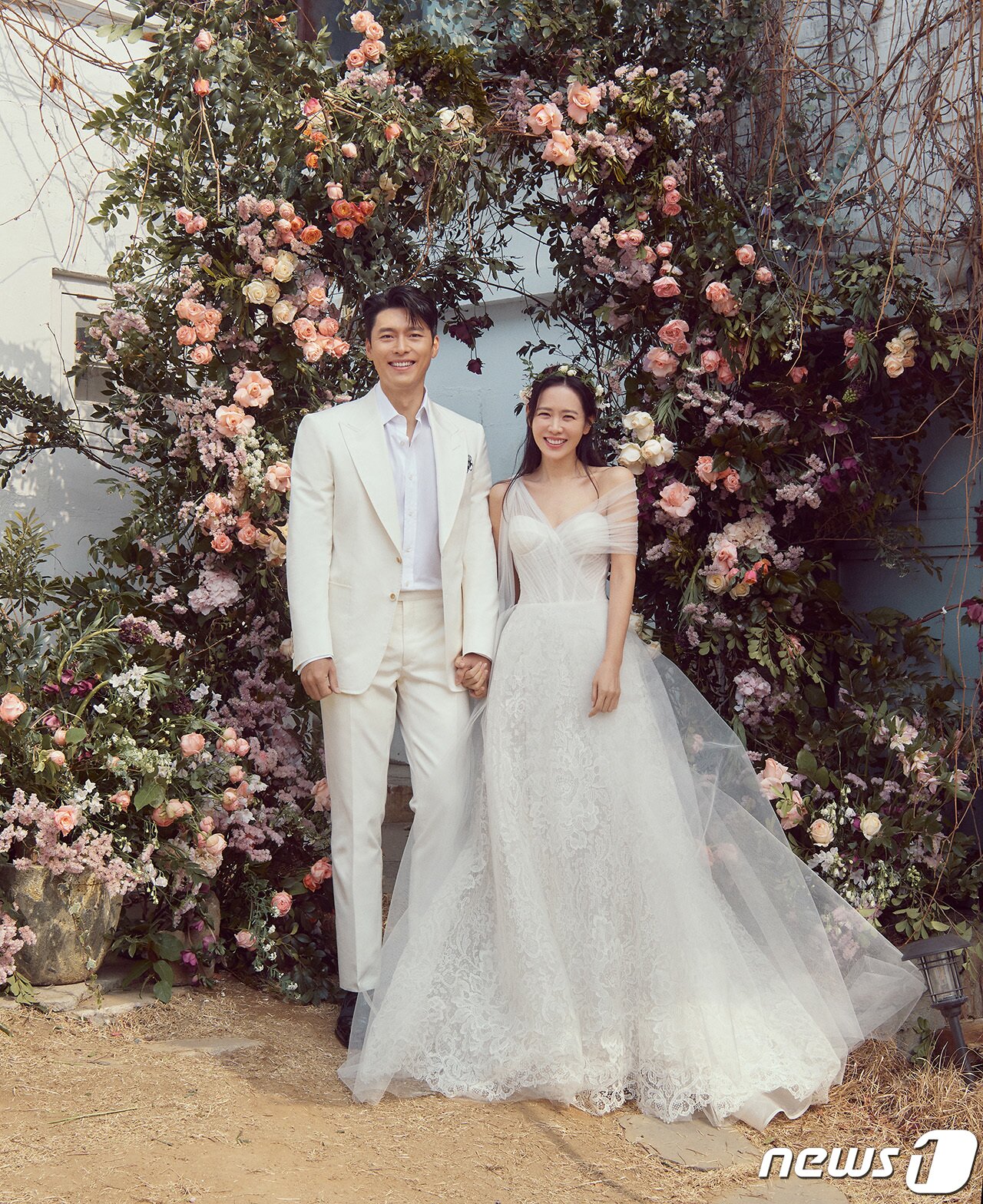 본문 이미지 - 배우 현빈(왼쪽)과 손예진 / VAST엔터테인먼트 제공) 2022.3.31/뉴스1 ⓒ News1 권현진 기자